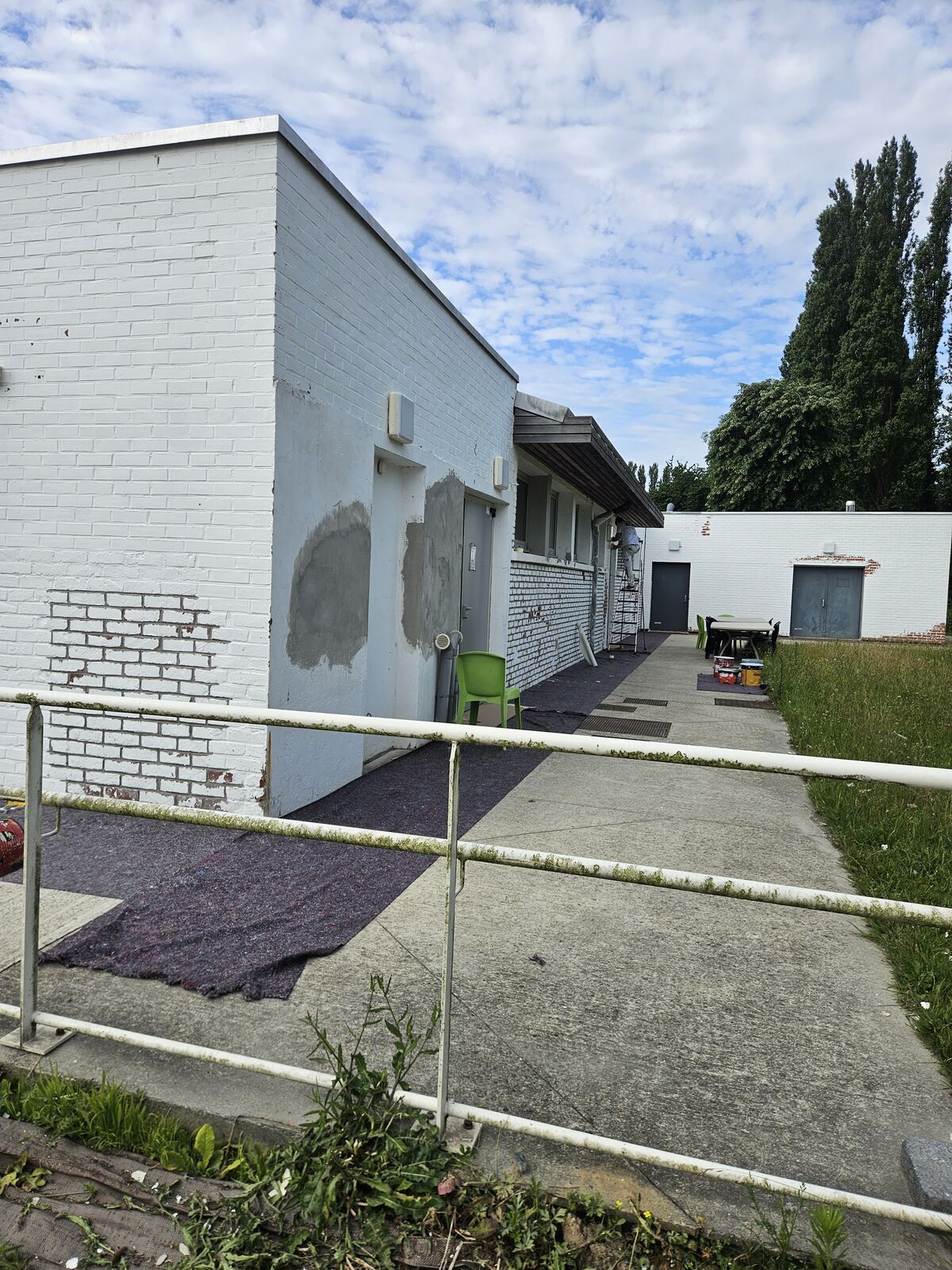 Bâtiment en cours de peinture avec cour extérieure