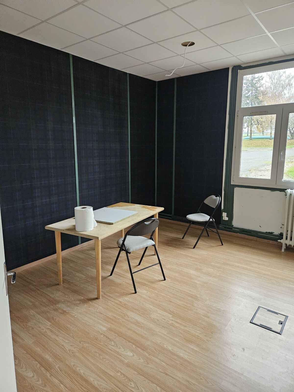 Bureau avec revêtement mural foncé
