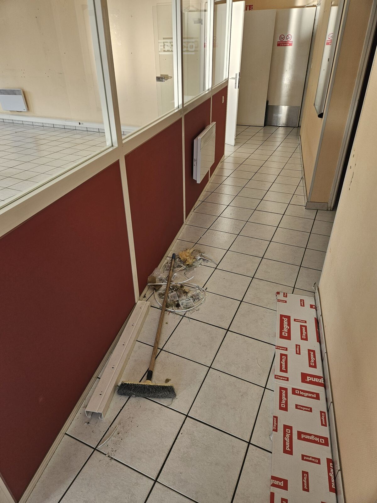 Couloir de bureau avec parement bordeaux
