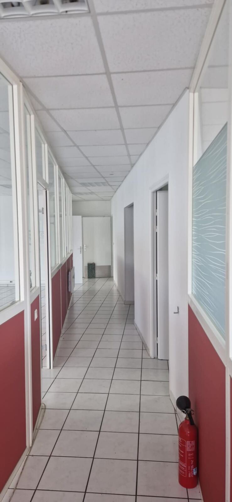 Couloir de bureau, vue d'ensemble