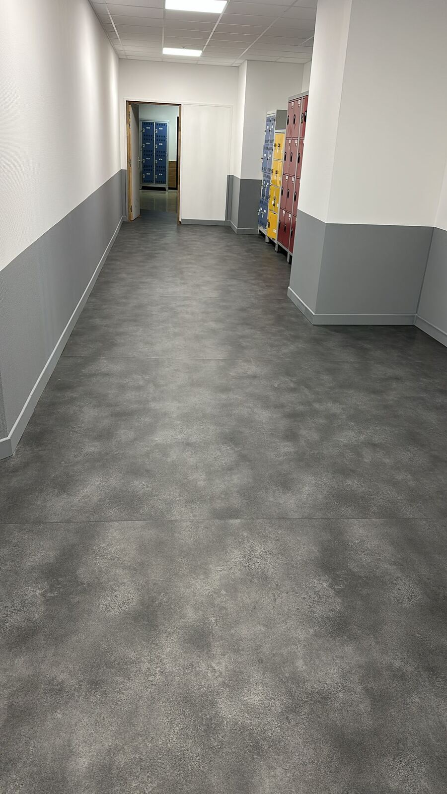 Couloir avec casiers repeint