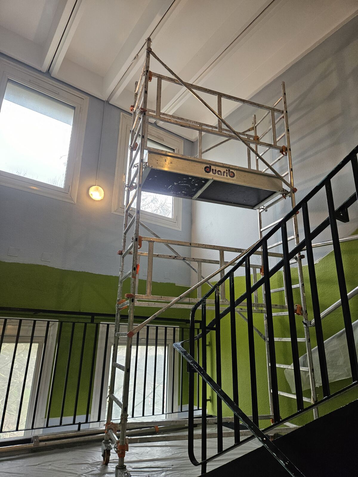 Cage d'escalier avec échafaudage, peinture en cours