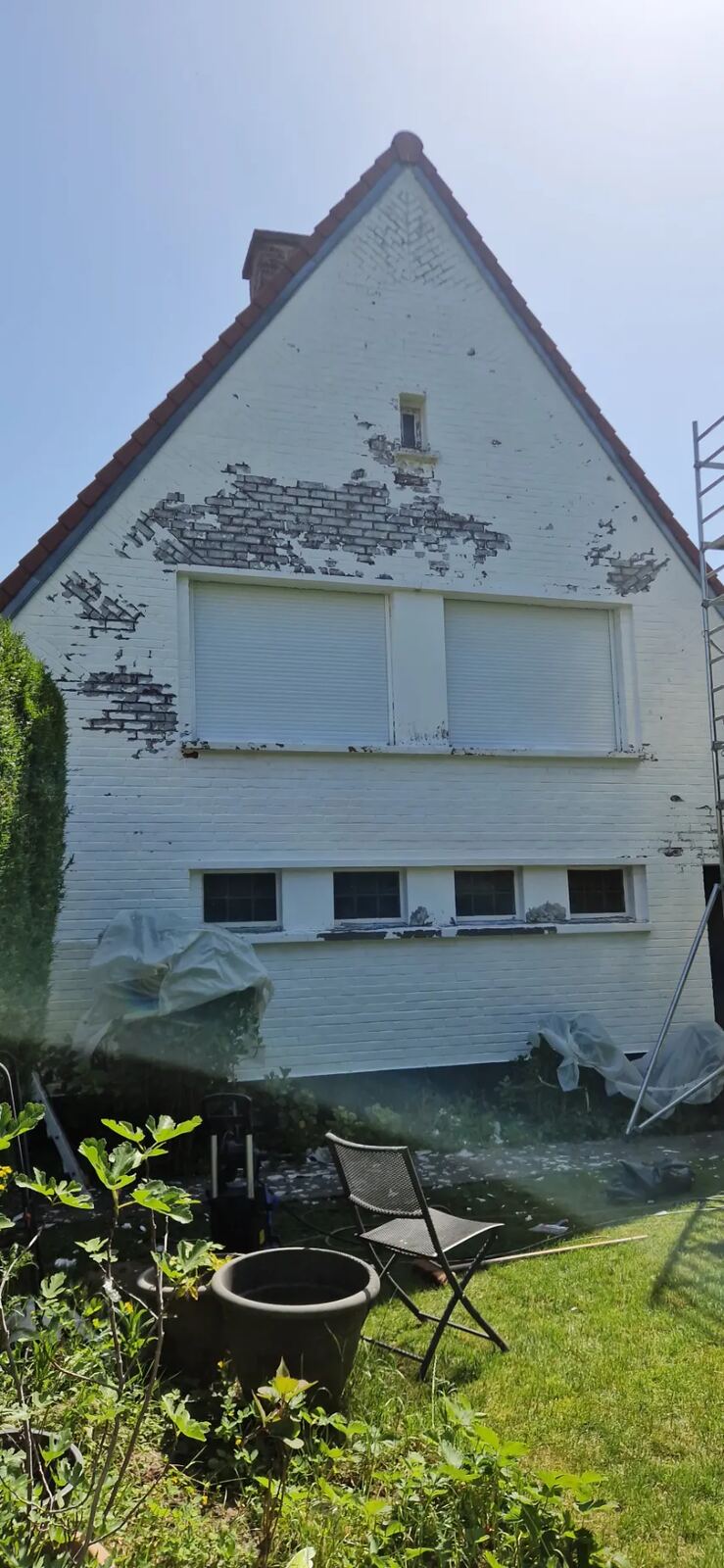 Façade de maison avant travaux, peinture écaillée