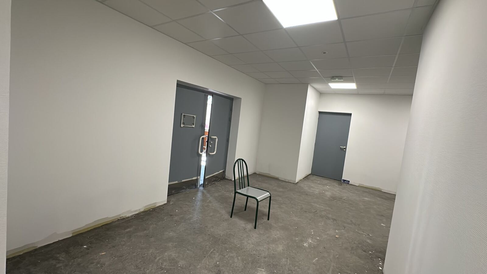 Salle repeinte en blanc